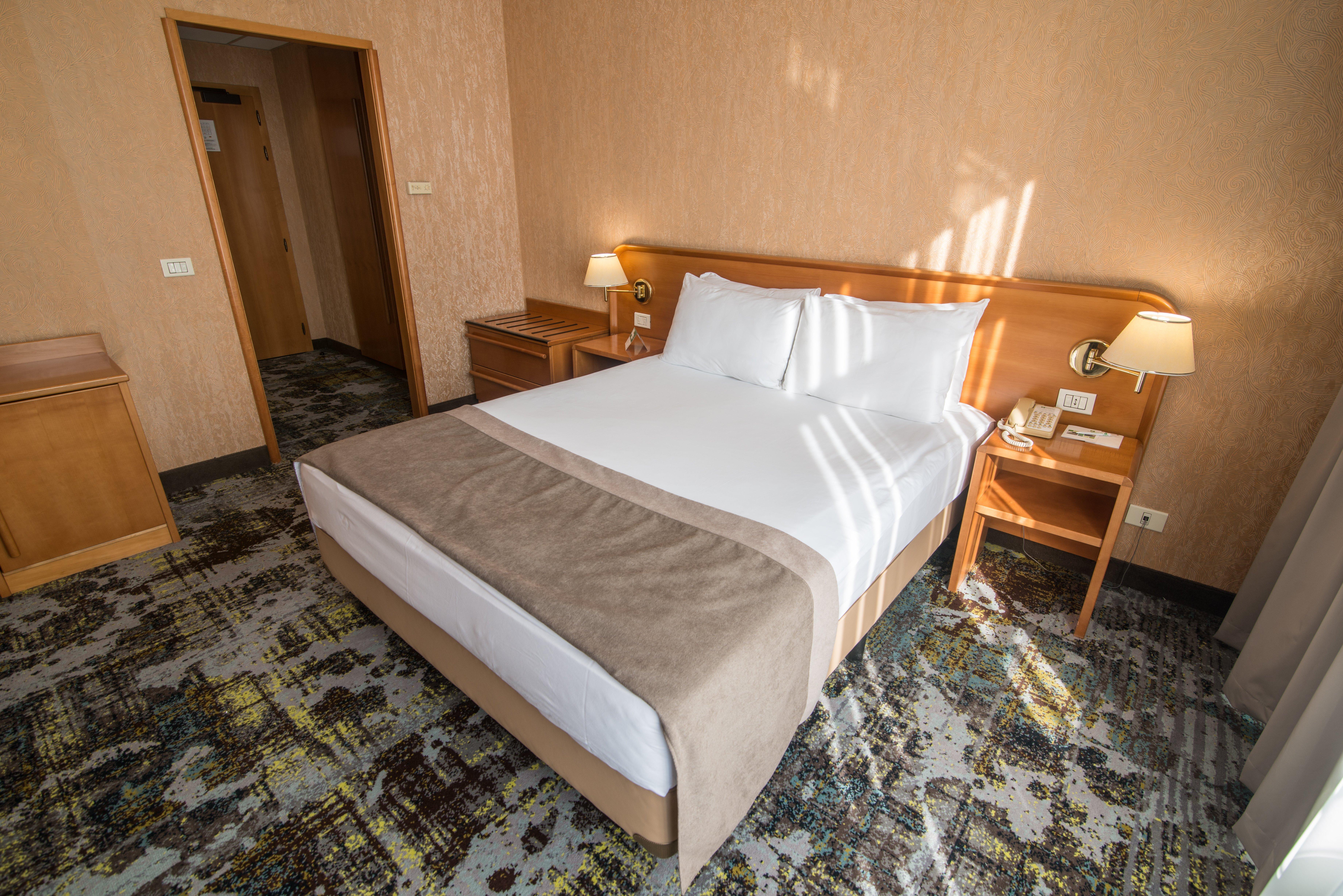 Holiday Inn Skopje By Ihg Exterior photo